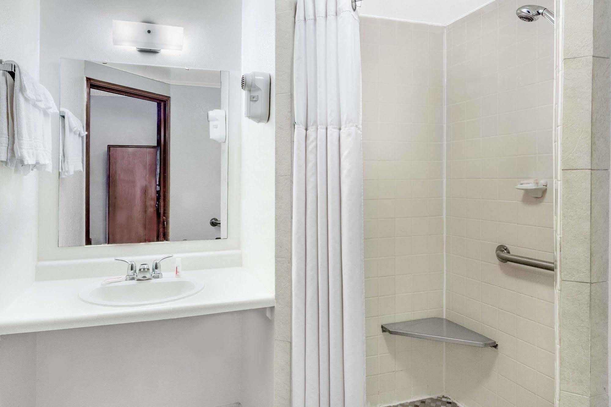 Days Inn By Wyndham Fond Du Lac Extérieur photo
